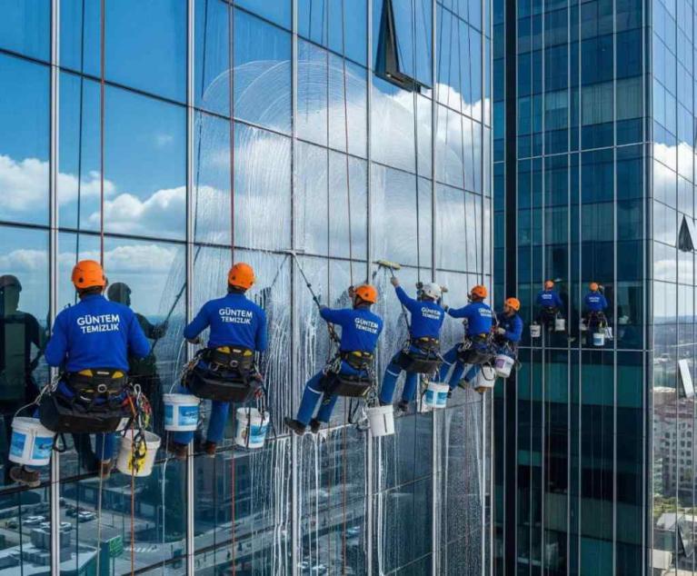 Dış cephe temizliği hizmeti sunan firmamızın uzman ekibi, bir plazanın camlarını silerken - Profesyonel ve güvenilir dış cephe çözümleri.