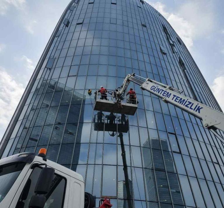 Sepetli vinç erişimi ile dış cephe cam temizliği çalışmaları