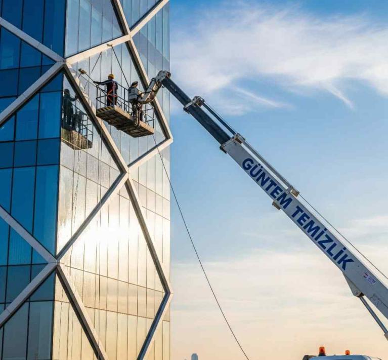 Sepetli vinçle dış cephe cam temizliği