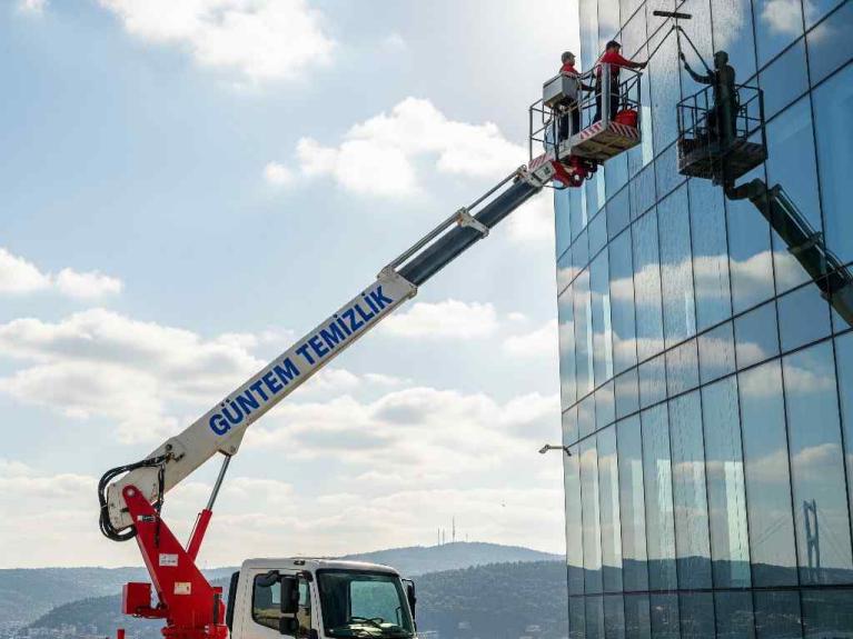 Sepetli vinçle dış cephe temizliği hizmetleri
