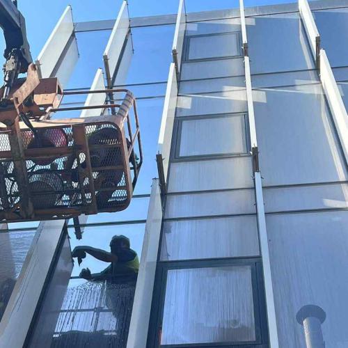 Modern bir binada dış cephe temizlik çalışmaları