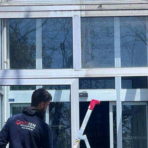 Plaza dış cam temizliği çalışmaları