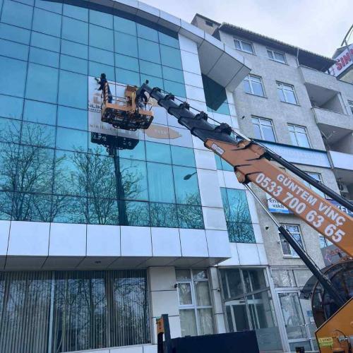 Sepetli vinçle plaza dış cam temizliği